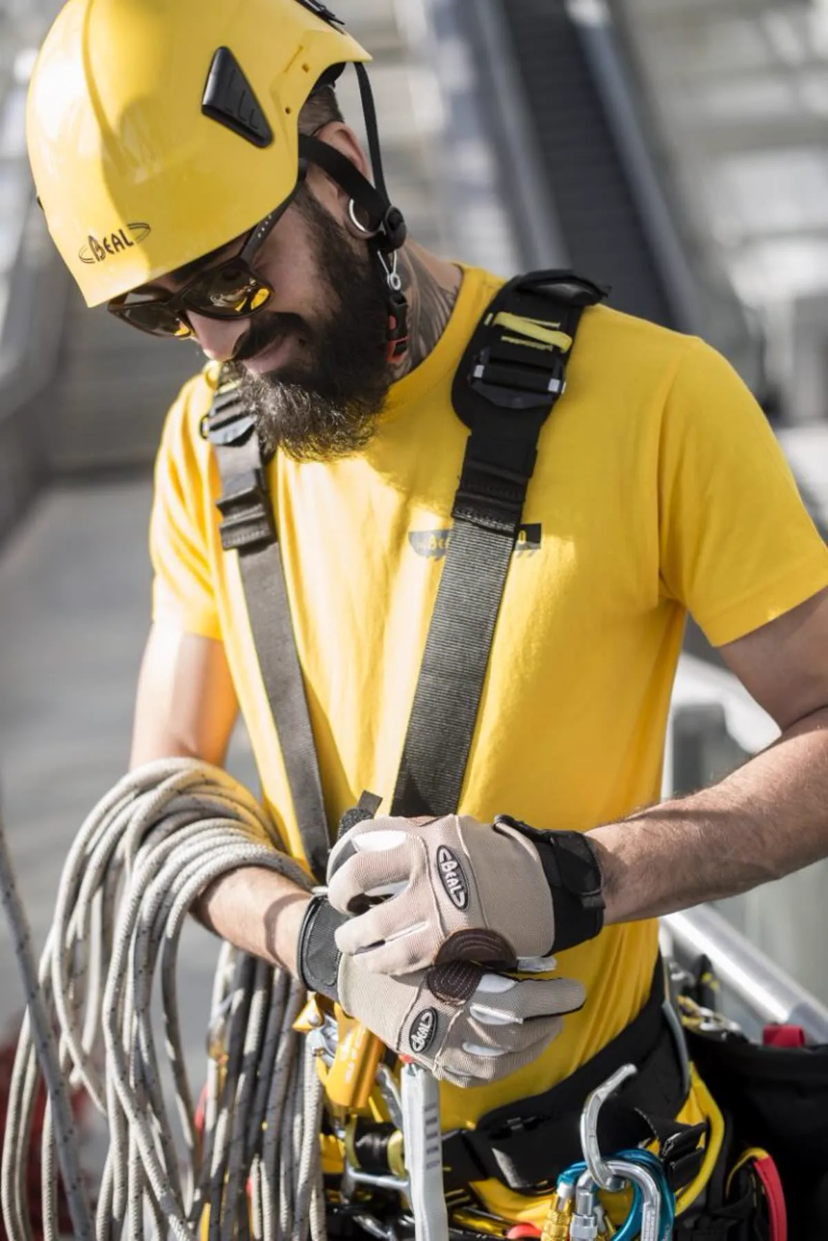 Cordiste Everest Travaux Acrobatiques préparant sa corde d'intervention