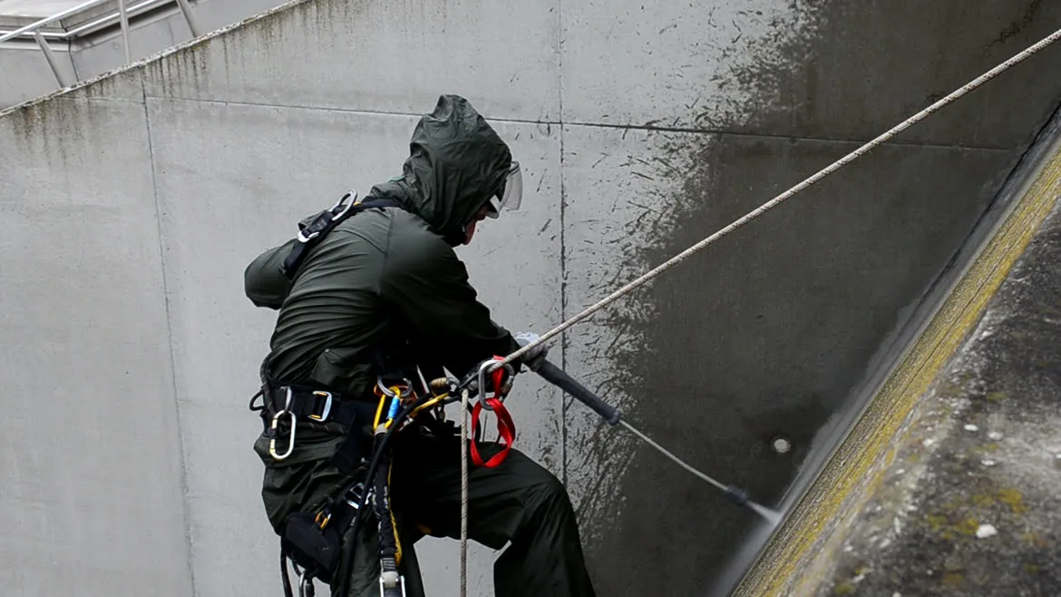 Cordiste Everest Travaux Acrobatiques en intervention sur corde, façade en béton